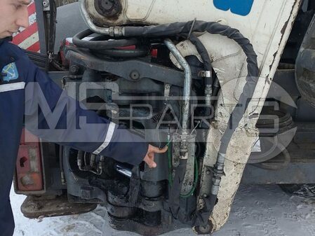 Terex TLB825. Замена троса блокировки стрелы и плановое ТО - 1