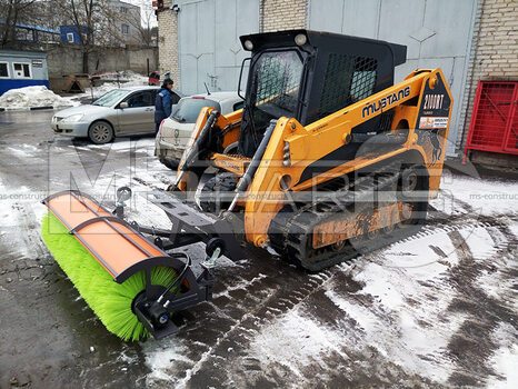Фото: Дорожная коммунальная щетка на мини-погрузчик