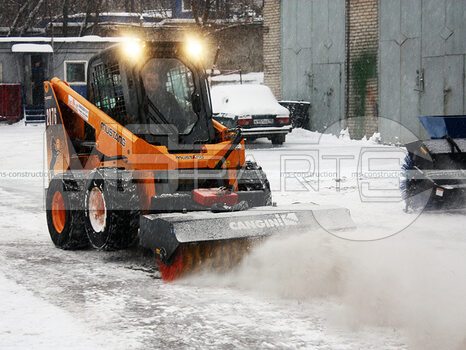 Фото: Дорожная коммунальная щетка на мини-погрузчик