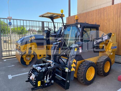 Фото: Мини-погрузчик Мини-погрузчик XCMG XC740RU
