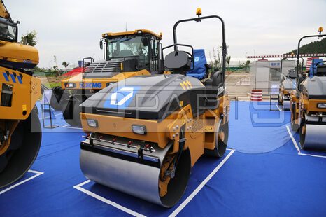 Фото: Дорожный каток XCMG XMR403S