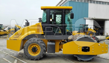 Фото: Каток грунтовый XCMG CV83U