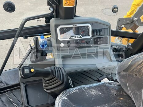 Фото: Экскаватор-погрузчик Экскаватор-погрузчик XCMG XC8-S3570