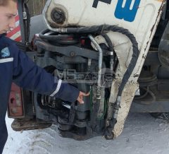 Terex TLB825. Замена троса блокировки стрелы и плановое ТО