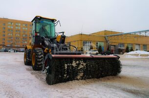 Одному из наших ключевых заказчиков отгрузили 5 фронтальных погрузчиков LW180K в комплектации с ковшом и дорожной щеткой! - 4