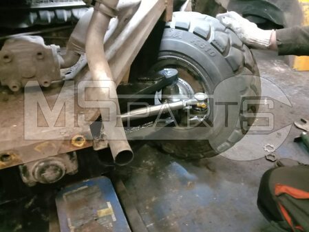 Замена рулевых тяг на вилочном погрузчике Mitsubishi - 4