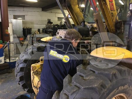 Устранение течи масла экскаватора-погрузчика New Holland B115B - 2
