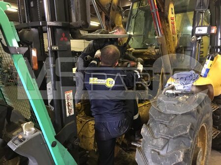 Устранение течи масла экскаватора-погрузчика New Holland B115B - 3