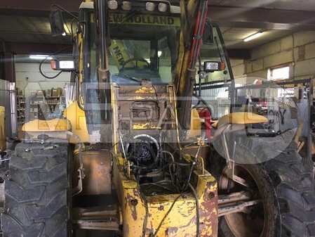 Устранение течи масла экскаватора-погрузчика New Holland B115B - 5
