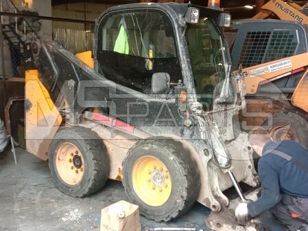 Замена подшипника ступицы однорукого мини-погрузчика JCB 175 - 13