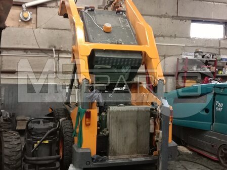 Замена прокладки ГБЦ двигателя Yanmar 4TNV98 на Mustang 3300V - 7