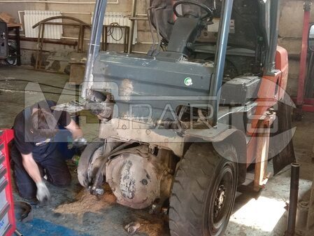 Замена колодок и пальцев мачты вилочного погрузчика Toyota - 4