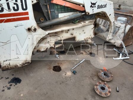 Замена сальников ступиц мини-погрузчика Bobcat S130 - 3