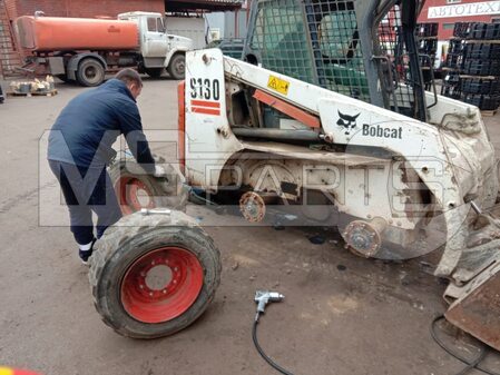 Замена сальников ступиц мини-погрузчика Bobcat S130 - 5