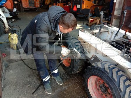 Замена сальников ступиц мини-погрузчика Bobcat S130 - 9