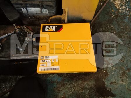 Ремонт мини-погрузчика Caterpillar 216B3 - 1