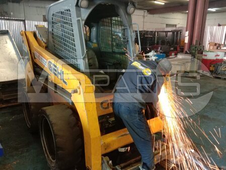 Сервис американского погрузчика Gehl R220 - 14