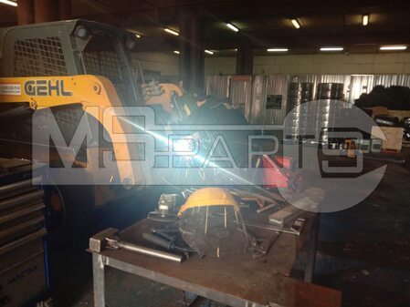 Сервис американского погрузчика Gehl R220 - 1