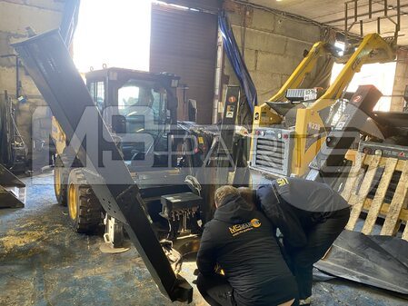 Мини-погрузчик XCMG с навесным оборудованием в ОТК перед отгрузкой - 6