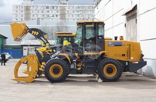 В наличии фронтальные погрузчики XCMG LW330FN с челюстными захватами - 2